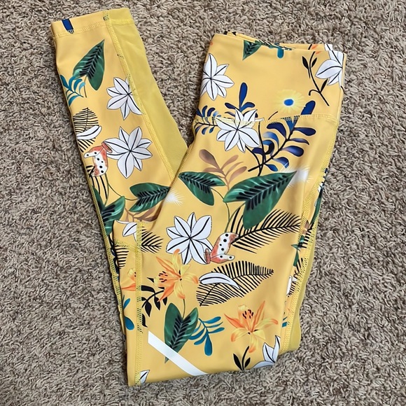 Zyia like new yellow floral leggings size 4 - Picture 3 of 4